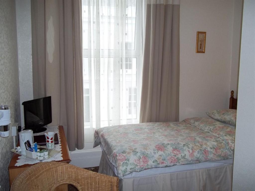 Poppy'S Guest House Плимът Екстериор снимка