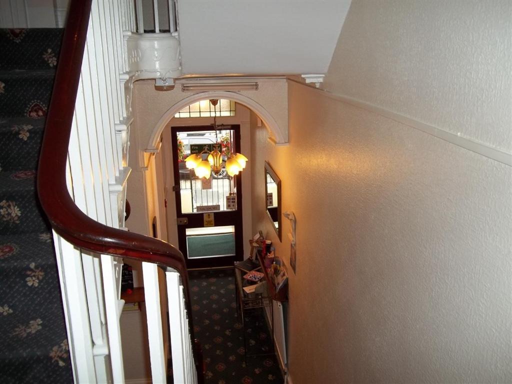 Poppy'S Guest House Плимът Екстериор снимка